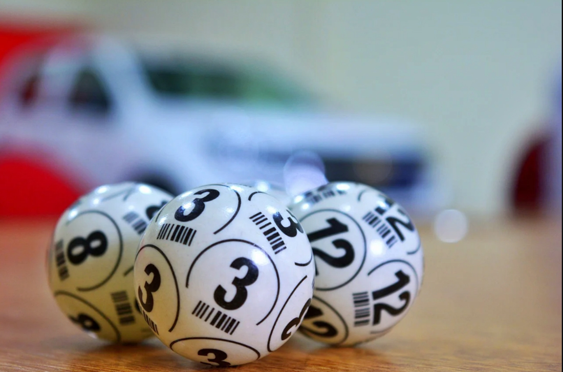 Bolas com números diferentes para jogar no sorteio da loteria.